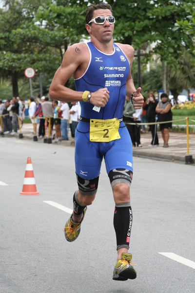 No triathlon é comum o uso obrigatório de óculos de sol (foto: Eduardo Iezzi/ Webrun)