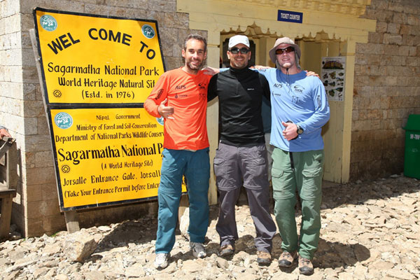 Brasileiros posam na entrada do Parque Nacional de Sagarmatha (foto: Grade6)