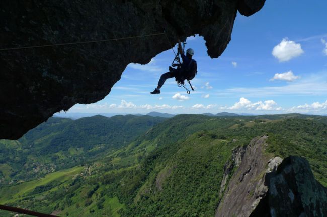 Montanhista na Pedra do Baú  em São Bento do Sapucaí (foto: Arquivo Webventure / Alê Silva)