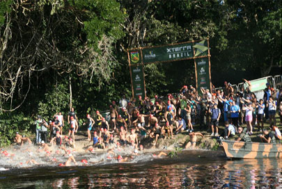 A largada do XTerra  no Rio Negro (foto: Alexandre Koda / Webrun)