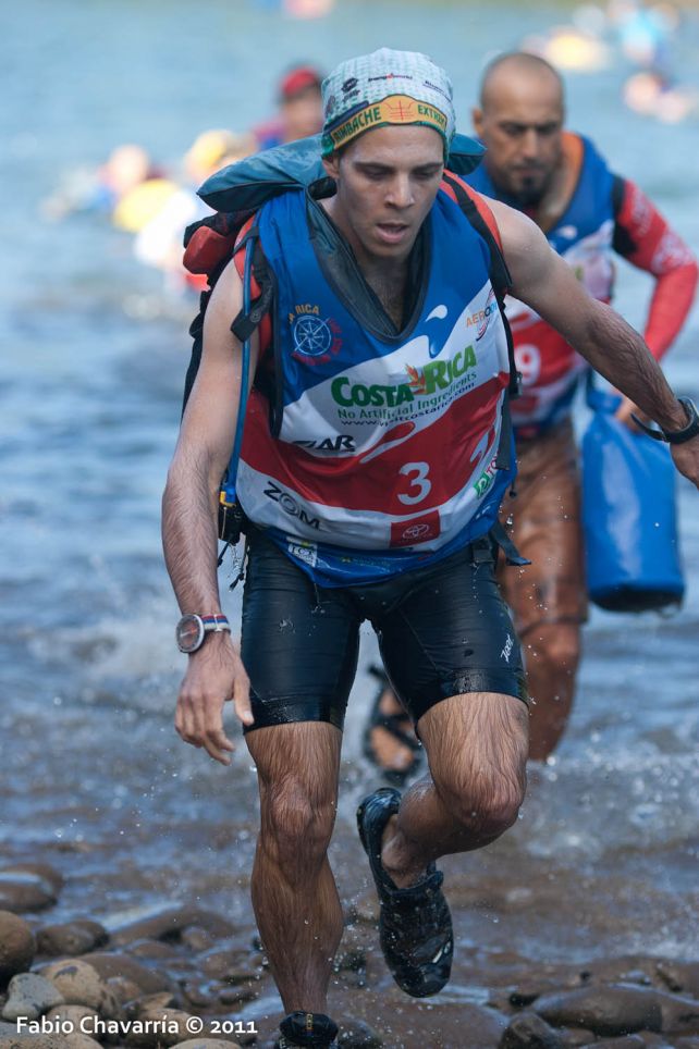 Atleta no final do trecho aquático (foto: Divulgação ARSW Costa Rica)