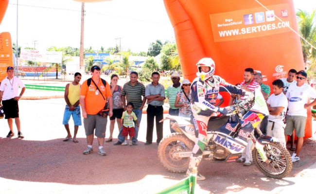 Inhabitants of Lizarda watch the arrival of the fifth stage (foto: Andrei Spinassé)