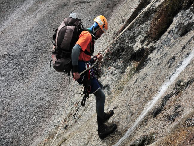 Em média  20% dos acidentes de escalada poderiam ser evitados com o uso de luvas e nós no final da corda durante rapel. (foto: Marcelo Andrê)