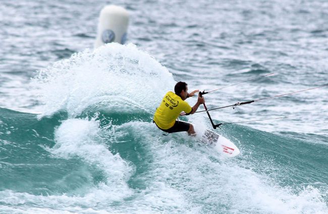 Kitesurfista no Volkswagen Kite Tour (foto: Maurício Val)