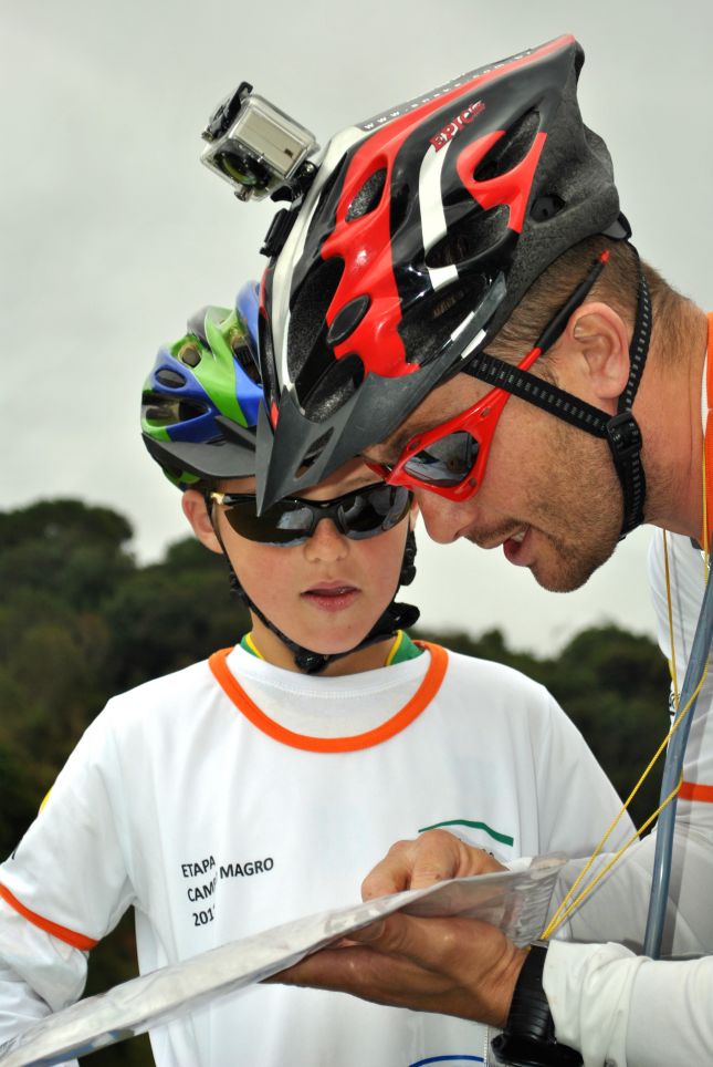 Pedro e seu pai Thiago  durante o Extremaventura (foto: Arquivo pessoal)