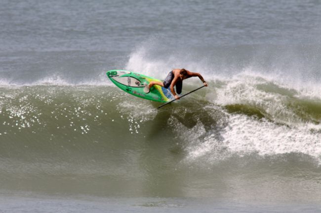 Surfista no sábado  quando as ondas estavam maiores (foto: Duda Hawaii / Divulgação)