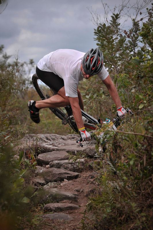 Atleta (não identificado pela foto) cai durante a prova (foto: Brasil Ride / Divulgação)