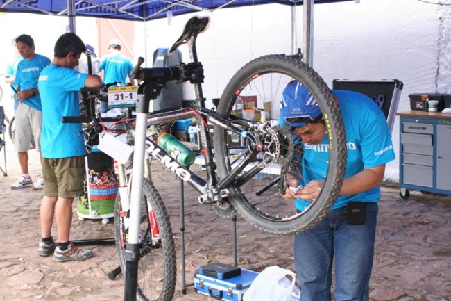 Mecânico da Shimano consertando uma bike em Mucugê (foto: Pedro Sibahi)