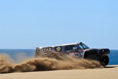 O dia foi de dunas à beira-mar; na foto  o Hummer de Nasser Al-Attiyah  (foto: André Chaco / Webventure)