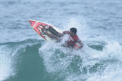 Surfista fica preso à prancha (foto: Divulgação CBCa)