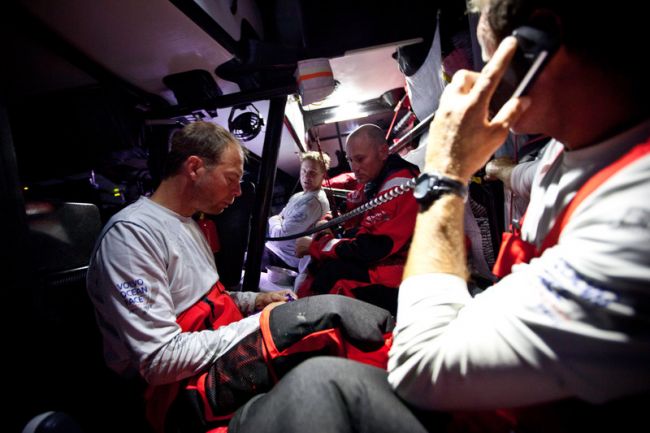 Tripulante da Puma que deslocou o ombro foi tratado a bordo (foto: Amory Ross/PUMA Ocean Racing/Volvo Ocean Race )