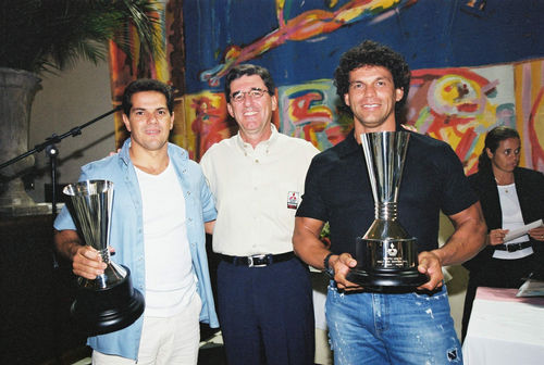 Miceno (esq) e Ulisses (dir) após o Sertões  quando receberam os troféus de campeões da L200R. (foto: Divulgação)