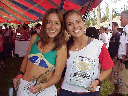 Alessandra (esq) e Moara após a premiação do Rally dos Amigos. (foto: Luciana de Oliveira / Webventure)