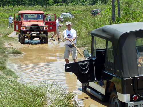 Sempre forme grupos para suas aventuras. O trabalho de equipe ajuda a sair de qualquer enrosco com facilidade! (foto: Técnica 4x4.)