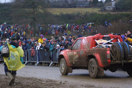 Cross-country tem atraído público  como este que encarou frio e neve em etapa do Dakar 2002. (foto: Arquivo Equipe Petrobras Lubrax)