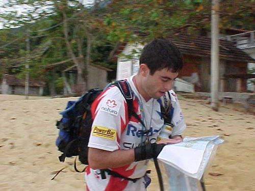 Rafael Campos navegando em meio às areias de Ilha Grande (foto: Camila Christianini / Webventure)