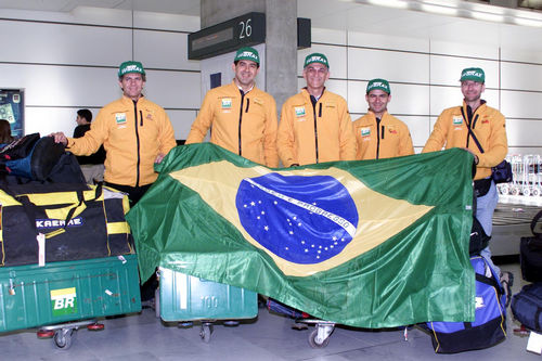 Equipe Petrobras Lubrax no aeroporto de Paris (foto: Ricardo Ribeiro/VipComm / Divulgação)