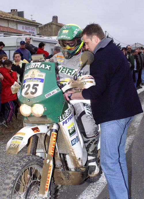 Jean Azevedo para em posto de controle após a primeira etapa cronometrada do Rally Paris-Dakar (foto: Ricardo Ribeiro/VipComm/Divulgação)