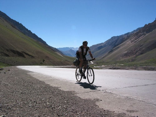 Osvaldo pedala. Dupla percorreu 165 km até o Chile. (foto: Arquivo pessoal)