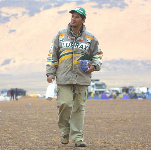 O jornalista Ricardo Ribeiro no Dakar 2002 (foto: )