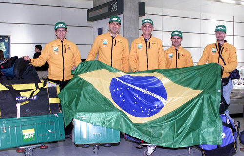 Equipe Petrobras Lubrax reunida na chegada ao aeroporto na França. (foto: Ricardo Ribeiro / VipComm)