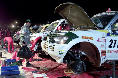 Klever Kolberg faz ajuste no carro após a etapa desta quarta-feira. (foto: Ricardo Ribeiro / VipComm)