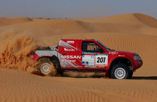 O piloto Shinozuka  capotou várias vezes numa duna  ficou em estado grave de saúde e teve de abandonar a prova. (foto: Nissan Rally Raid Team)