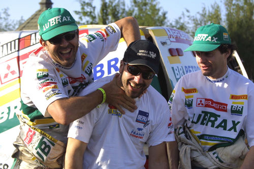 Klever Kolberg simula estrangulamento em Luc Alphand no Dakar 2002 (foto: Ricardo Ribeiro/VipComm/Divulgação)