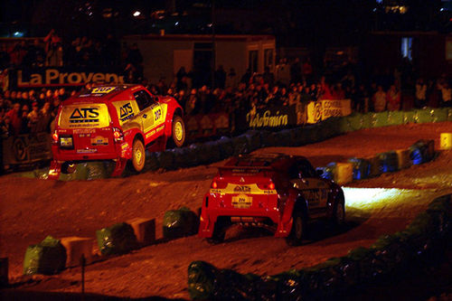 O prólogo do Dakar 2003: pista com os melhores carros do planeta e público de 75 mil pessoas. (foto: Ricardo Ribeiro / VipComm)