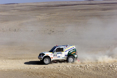 A Mitsubishi Pajero Full de Klever Kolberg e Lourival Roldan na etapa de hoje. (foto: Ricardo Ribeiro / VipComm)