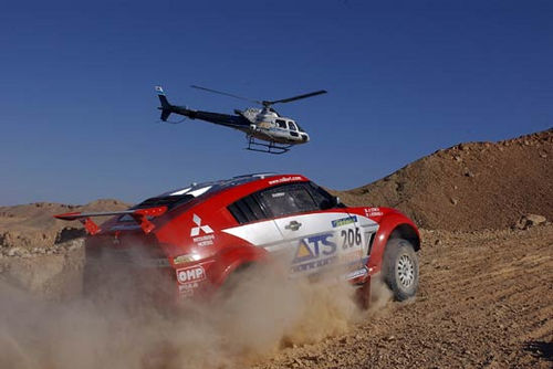 O carro do francês Peterhansel bate na penúltima especial do Dakar 2003. (foto: Mitsubishi-Motors.)