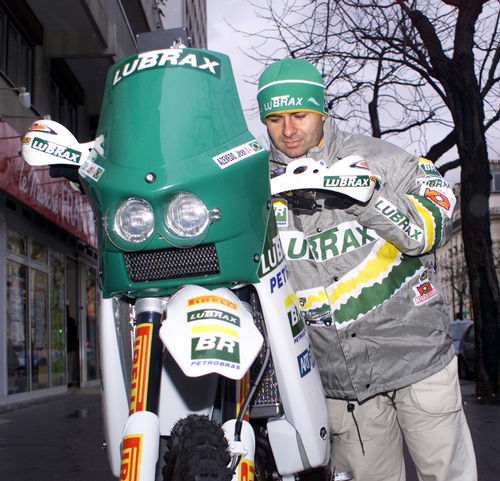 Jean acordou atrasado e quase não largou para a última etapa do Dakar. (foto: Ricardo Ribeiro/Vipcomm)