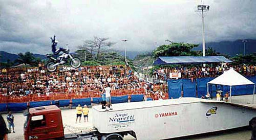 Motocross freestyle é uma das atrações neste sábado. (foto: Arquivo Jorge Negretti)