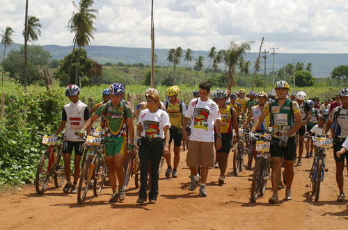 Em sinal de protesto  alguns competidores caminham para a linha de chegada. (foto: Donizetti Castilho / www.dcastilho.com.br)