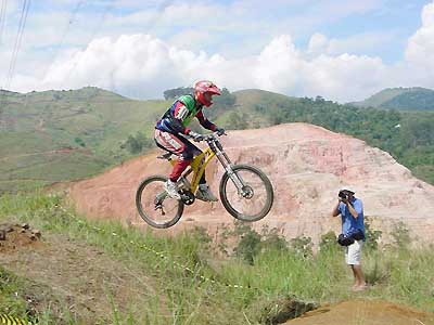 Marcelo Beckmann salta durante a prova; pista de Jacarepaguá inaugurada durante a Taça Cidade do Rio de Janeiro. (foto: Rogério Smith)