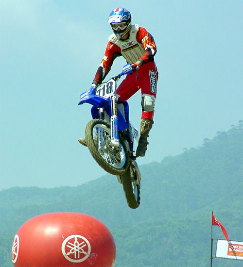 Maurício Arruda  vencedor de uma das baterias classificatórias da 125cc na etapa de Bertioga. (foto: Lucídio Arruda)