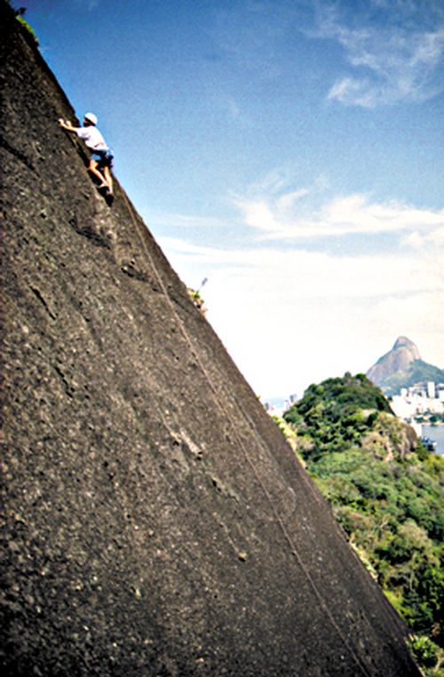 Andre Kuhner durante a conquista da via  e os Dois Irmaos do Leblon ao fundo (foto: Gabriela Saliba.)