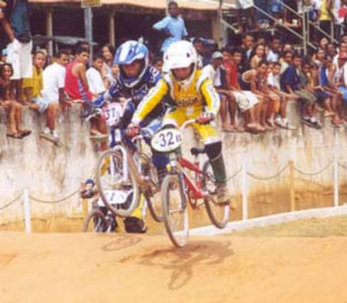 Thiago Belintani (Petrobras/Paulínia) à direita  vencedor na categoria 13 anos. (foto: Divulgação)