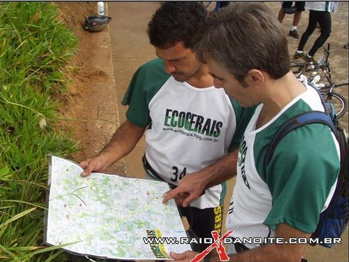 Equipe analisa mapa da prova. (foto: Divulgação)