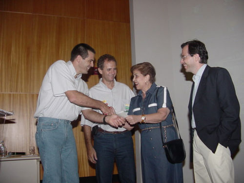 Entrega do cheque simbólico durante palestra beneficente. Da esq. para a dir.: Os pilotos Klever Kolberg e André Azevedo  Maria Helena Mauad do projeto Ampliar e André Vidigal do G12 (foto: Rosi Ferreira / Divulgação Secovi)