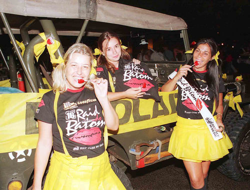 Jipeiras participaram da largada promocional vestidas de colegiais. (foto: Paulo Pampolin/Digna Imagens)