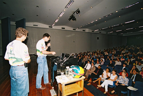 Kolberg (com microfone) em palestra (foto: Ricardo Ribeiro / VipComm)