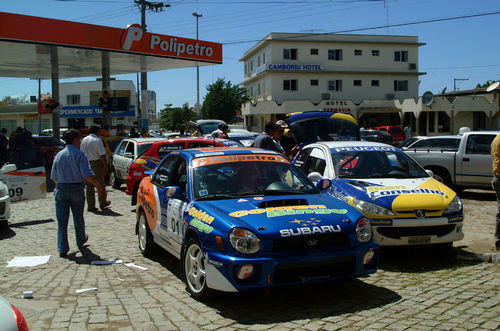 Carros passam por vistoria nesta sexta-feira. (foto: Cronospeed)