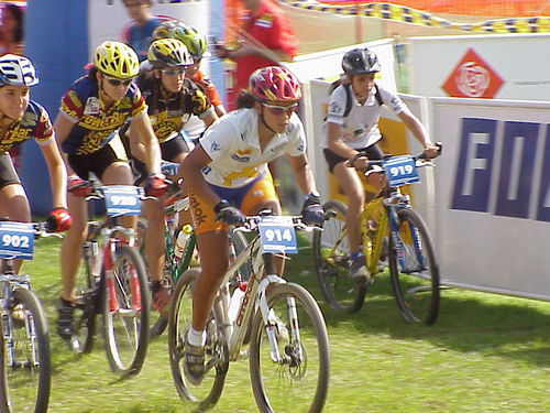 O maior profissionalismo nas competições tem atraído mais participantes. Na foto  Adriana (à frente)  na Copa Ametur 2002. (foto: Luciana de Oliveira / Arquivo Webventure)