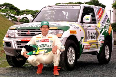 Klever e a Pajero Full: companheiros na aventura do Dakar 2001 (foto: Divulgação)