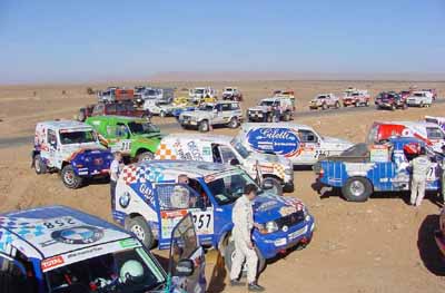 Carros enfileirados antes da largada da especial de hoje. (foto: Divulgação)