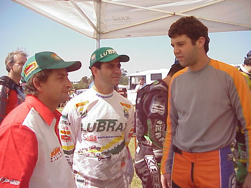 Conversa de campeão e estreante: Jean (no meio) e Bernardo Bonjean (à dir). (foto: Luciana de Oliveira)