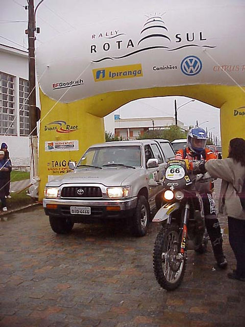 Chegada das motos de competição e carros da Expedition (categoria de passeio) à Praia do Cassino. (foto: Luciana de Oliveira / www.webventure.com.br)