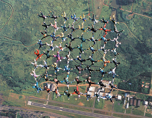 Diamante formado no céu de Campinas  com 64 atletas. (foto: Eduardo Prince Ferraiuolo)