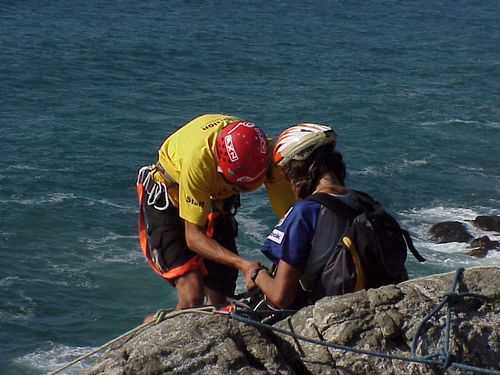 Atleta se prepara para etapa de técnicas verticais no Ecomotion Florianópolis  em 2002. (foto: Camila Christianini/ Arquivo Webventure)